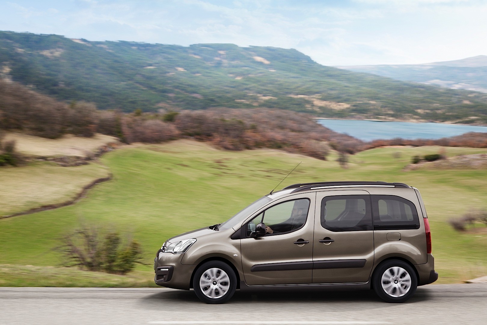 https://wcar.sets.lv/cars/Citroen/Berlingo Multispace MPV/c9c50d96287f63abdb7aca08fa4ba85d.jpg